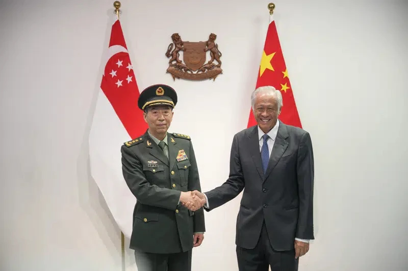 Bộ trưởng Quốc phòng Trung Quốc Lý Thượng Phúc (trái) và Bộ trưởng Quốc phòng Singapore Ng Eng Hen trong cuộc gặp hôm 1-6. Ảnh: AP Bộ trưởng Quốc phòng Trung Quốc Lý Thượng Phúc (trái) và Bộ trưởng Quốc phòng Singapore Ng Eng Hen trong cuộc gặp hôm 1-6. Ảnh: AP