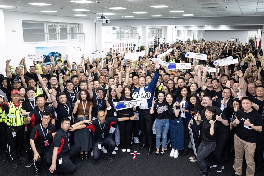 Ông Elon Musk chụp hình cùng nhân viên nhà máy xe điện Tesla tại Thượng Hải. Ảnh: REUTERS Ông Elon Musk chụp hình cùng nhân viên nhà máy xe điện Tesla tại Thượng Hải. Ảnh: REUTERS