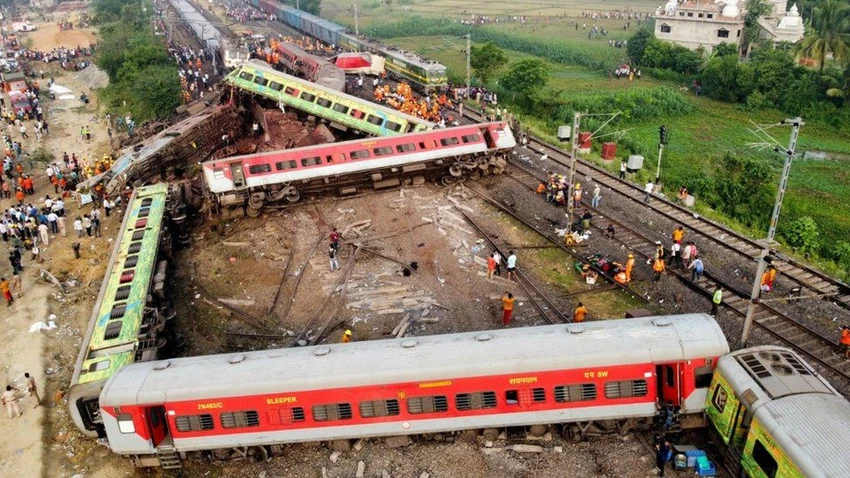 Hiện trường các toa tàu bị trật khỏi đường ray ở bang Odisha (Ấn Độ) ngày 3-6. Ảnh: BBC Hiện trường các toa tàu bị trật khỏi đường ray ở bang Odisha (Ấn Độ) ngày 3-6. Ảnh: BBC