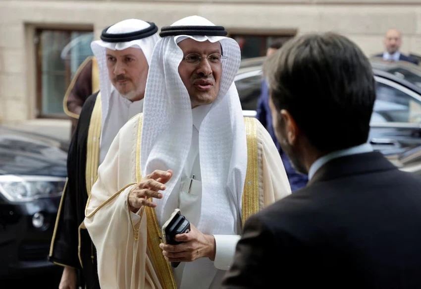 Bộ trưởng Năng lượng Saudi Arabia - Hoàng tử Abdulaziz đến dự cuộc họp của OPEC tại thủ đô Vienna (Áo) ngày 4-6. Ảnh: REUTERS Bộ trưởng Năng lượng Saudi Arabia - Hoàng tử Abdulaziz đến dự cuộc họp của OPEC tại thủ đô Vienna (Áo) ngày 4-6. Ảnh: REUTERS