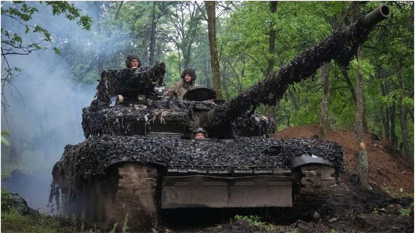 Binh sĩ Ukraine ở Donbass (Ukraine) ngày 23-5. Ảnh: AP Binh sĩ Ukraine ở Donbass (Ukraine) ngày 23-5. Ảnh: AP