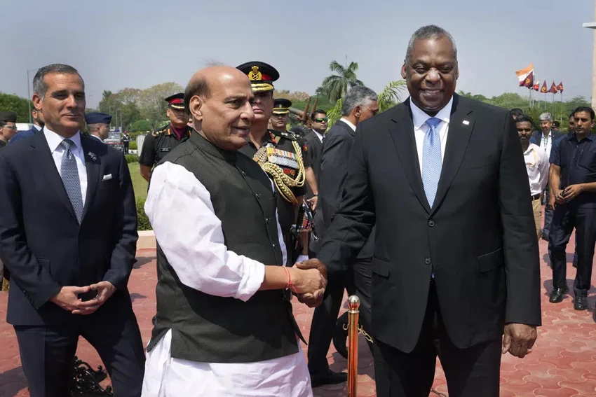 Bộ trưởng Quốc phòng Ấn Độ Rajnath Singh (thứ hai bên trái) chào đón Bộ trưởng Quốc phòng Mỹ Lloyd Austin trước cuộc họp hôm 5-6. Ảnh: AP Bộ trưởng Quốc phòng Ấn Độ Rajnath Singh (thứ hai bên trái) chào đón Bộ trưởng Quốc phòng Mỹ Lloyd Austin trước cuộc họp hôm 5-6. Ảnh: AP