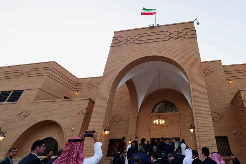 Đại sứ quán Iran mở cửa trở lại tại thủ đô Riyadh (Saudi Arabia) ngày 6-6. Ảnh: REUTERS Đại sứ quán Iran mở cửa trở lại tại thủ đô Riyadh (Saudi Arabia) ngày 6-6. Ảnh: REUTERS
