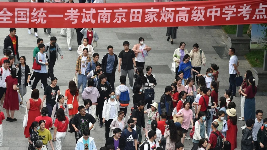 Thí sinh tại một điểm thi ở Nam Kinh, Trung Quốc vào ngày 7-6. Ảnh: GETTY IMAGES