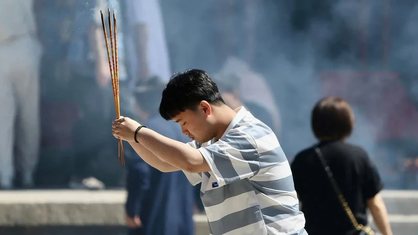 Thí sinh cầu nguyện tại một ngôi đền ở tỉnh LIêu Ninh, Trung Quốc. Ảnh: AFP