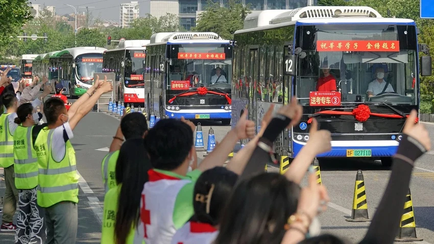Đoàn xe buýt chở các thí sinh dự thi hôm 7-6 ở Sơn Đông, Trung Quốc. Ảnh: AFP