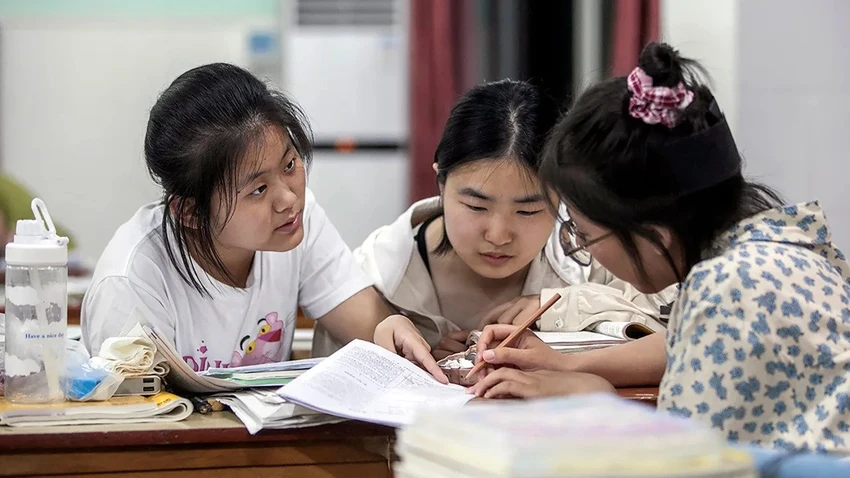 Thí sinh ở Hà Nam, Trung Quốc ôn tập cho cao khảo. Ảnh: VCG