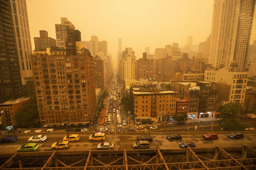 TP New York (Mỹ) dưới làn khói dày đặc từ các vụ cháy rừng ở Canada ngày 7-6. Ảnh: GETTY IMAGES TP New York (Mỹ) dưới làn khói dày đặc từ các vụ cháy rừng ở Canada ngày 7-6. Ảnh: GETTY IMAGES