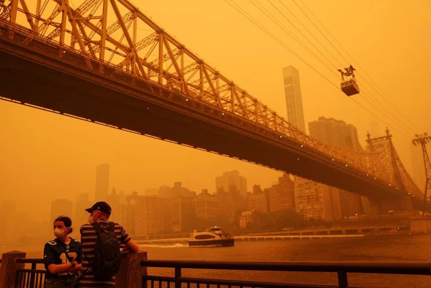 Khói bao phủ bầu trời quận Manhattan (TP New York, Mỹ) ngày 7-6. Ảnh: REUTERS Khói bao phủ bầu trời quận Manhattan (TP New York, Mỹ) ngày 7-6. Ảnh: REUTERS