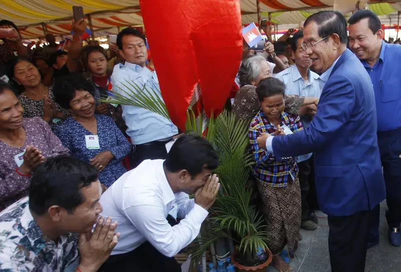 Thủ tướng Campuchia gặp mặt người dân tại lễ khởi công đường cao tốc Phnom Penh - Bavet. Ảnh: AP Thủ tướng Campuchia gặp mặt người dân tại lễ khởi công đường cao tốc Phnom Penh - Bavet. Ảnh: AP