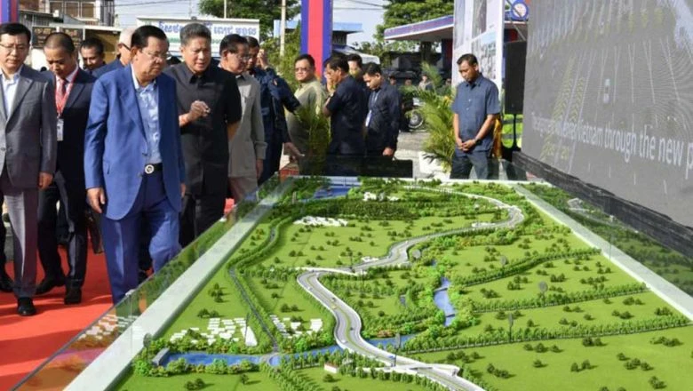 Thủ tướng Campuchia Hun Sen xem mô hình đường cao tốc Phnom Penh - Bavet tại lễ khởi công. Ảnh: The Phnom Penh Post Thủ tướng Campuchia Hun Sen xem mô hình đường cao tốc Phnom Penh - Bavet tại lễ khởi công. Ảnh: The Phnom Penh Post