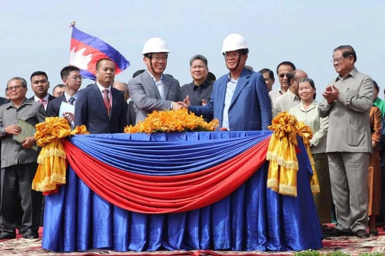 Thủ tướng Campuchia Hun Sen bắt tay đại sứ Trung Quốc tại Campuchia Vương Văn Thiên tại lễ khởi công đường cao tốc Phnom Penh - Bavet. Ảnh: The Phnom Penh Post Thủ tướng Campuchia Hun Sen bắt tay đại sứ Trung Quốc tại Campuchia Vương Văn Thiên tại lễ khởi công đường cao tốc Phnom Penh - Bavet. Ảnh: The Phnom Penh Post