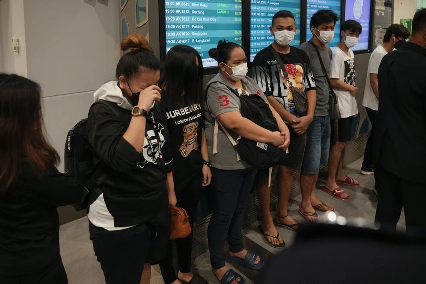 Các nạn nhân người Malaysia được giải cứu khỏi những kẻ buôn người ở Campuchia vào năm 2022. Ảnh: AP Các nạn nhân người Malaysia được giải cứu khỏi những kẻ buôn người ở Campuchia vào năm 2022. Ảnh: AP