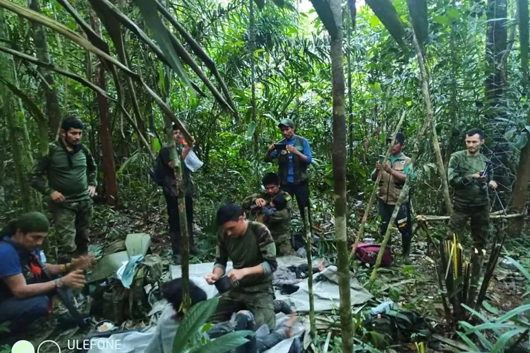Binh sĩ Comlobia chăm sóc 4 đứa trẻ sau khi tìm thấy chúng trong rừng ngày 9-6. Ảnh: REUTERS Binh sĩ Comlobia chăm sóc 4 đứa trẻ sau khi tìm thấy chúng trong rừng ngày 9-6. Ảnh: REUTERS