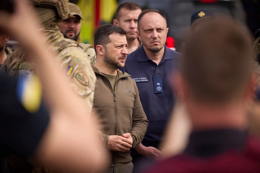 Ông Zelensky ngày 9-6 đã đến thăm khu vực lũ lụt ở tỉnh Kherson (miền nam Ukraine). Ảnh: CNN Ông Zelensky ngày 9-6 đã đến thăm khu vực lũ lụt ở tỉnh Kherson (miền nam Ukraine). Ảnh: CNN