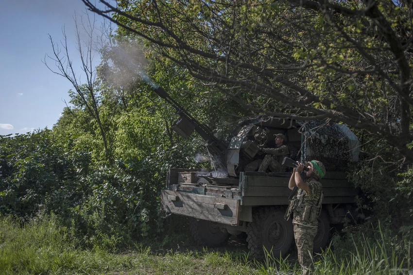 Binh sĩ Ukraine nhắm vào mục tiêu trên không của Nga trên tiền tuyến gần TP Bakhmut (tỉnh Donetsk, Ukraine) vào ngày 5- 6. Ảnh: AP Binh sĩ Ukraine nhắm vào mục tiêu trên không của Nga trên tiền tuyến gần TP Bakhmut (tỉnh Donetsk, Ukraine) vào ngày 5- 6. Ảnh: AP