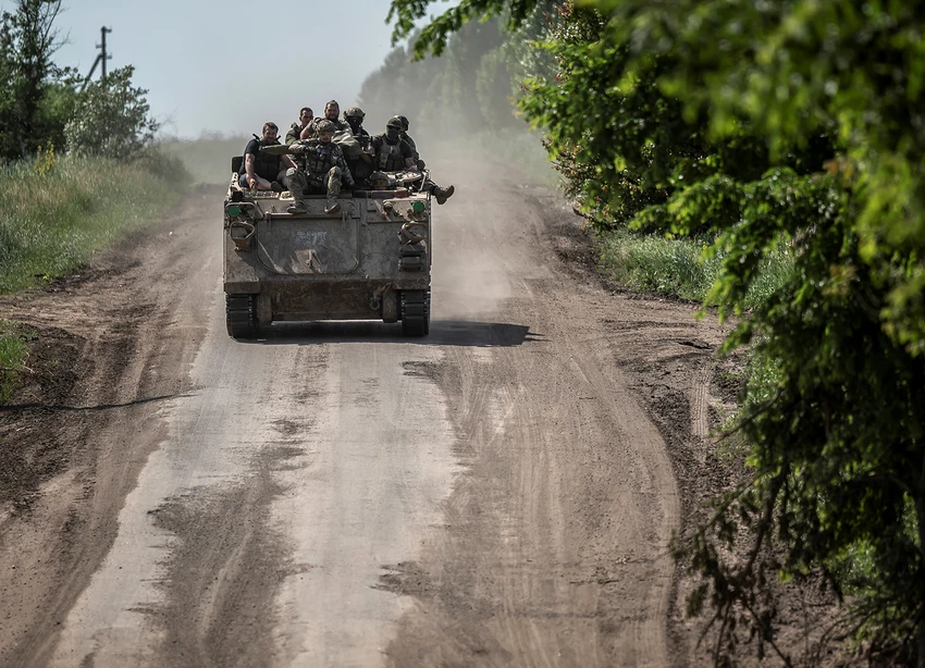 Binh sĩ Ukraine gần chiến trường Bakhmut (tỉnh Donetsk, miền đông Ukraine) ngày 9-6. Ảnh: REUTERS Binh sĩ Ukraine gần chiến trường Bakhmut (tỉnh Donetsk, miền đông Ukraine) ngày 9-6. Ảnh: REUTERS