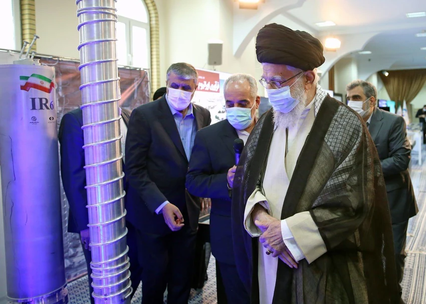 Lãnh tụ tối cao Iran - ông Ayatollah Ali Khamenei (phải) làm việc với các chuyên gia hạt nhân tại thủ đô Tehran (Iran) ngày 11-6. Ảnh: IRNA Lãnh tụ tối cao Iran - ông Ayatollah Ali Khamenei (phải) làm việc với các chuyên gia hạt nhân tại thủ đô Tehran (Iran) ngày 11-6. Ảnh: IRNA
