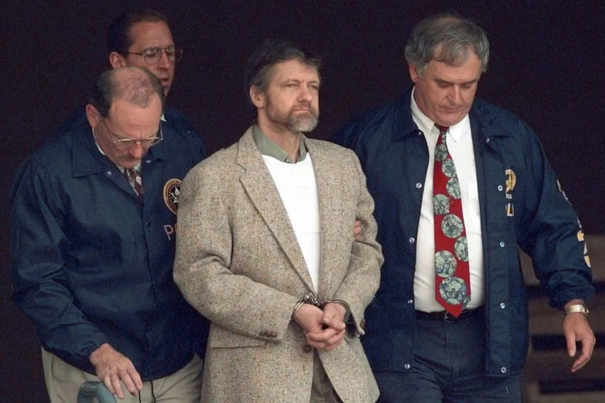 Ông Ted Kaczynski (giữa) tại tòa án liên bang ở TP Helena (bang Montanan, Mỹ) vào tháng 6-1996. Ảnh: AP Ông Ted Kaczynski (giữa) tại tòa án liên bang ở TP Helena (bang Montanan, Mỹ) vào tháng 6-1996. Ảnh: AP