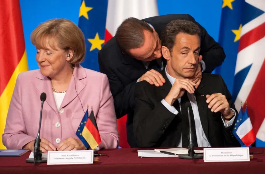 Ông Berlusconi cùng với Tổng thống Pháp Nicolas Sarkozy và Thủ tướng Đức Angela Merkel trong một cuộc họp báo vào năm 2008. Ảnh: REUTERS Ông Berlusconi cùng với Tổng thống Pháp Nicolas Sarkozy và Thủ tướng Đức Angela Merkel trong một cuộc họp báo vào năm 2008. Ảnh: REUTERS