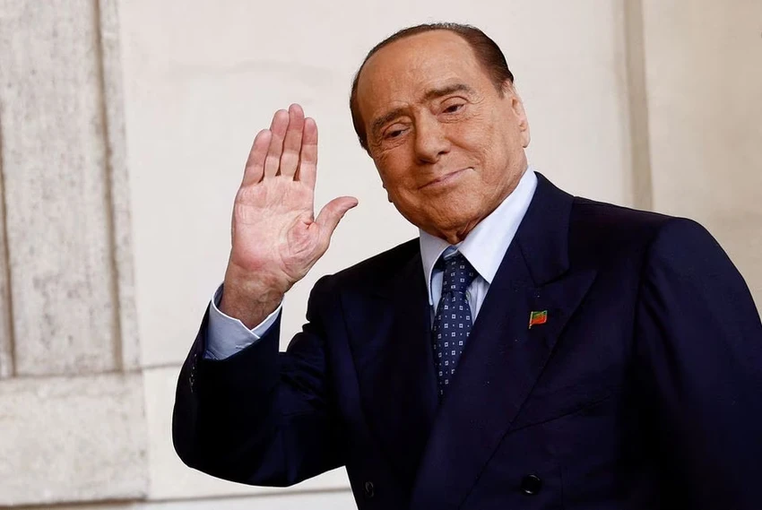 Ông Silvio Berlusconi đến dự cuộc gặp với Tổng thống Ý Sergio Mattarella vào tháng 10-2022. Ảnh: REUTERS Ông Silvio Berlusconi đến dự cuộc gặp với Tổng thống Ý Sergio Mattarella vào tháng 10-2022. Ảnh: REUTERS