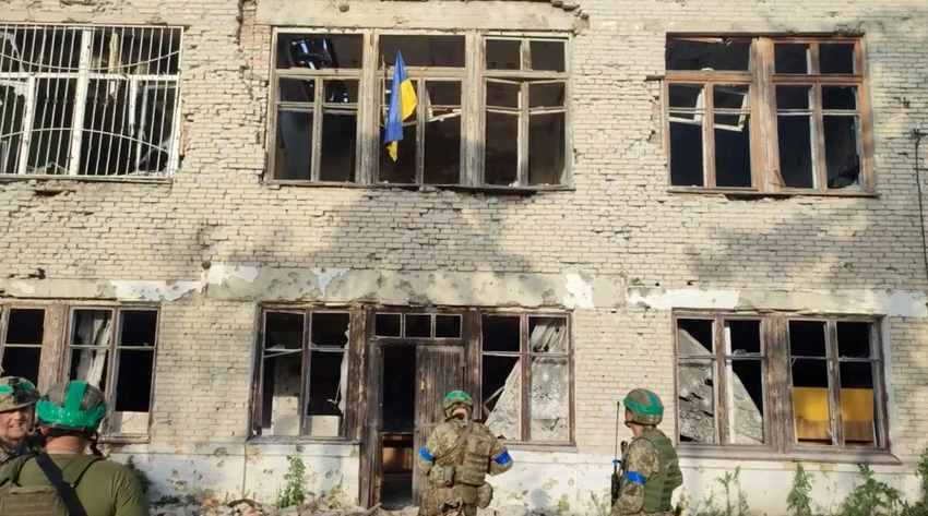 Các binh sĩ Ukraine đứng trước một tòa nhà có treo cờ Ukraine khi nước này tuyên bố giải phóng làng Blahodatne (đông nam Ukraine) ngày 11-6. Ảnh: REUTERS Các binh sĩ Ukraine đứng trước một tòa nhà có treo cờ Ukraine khi nước này tuyên bố giải phóng làng Blahodatne (đông nam Ukraine) ngày 11-6. Ảnh: REUTERS