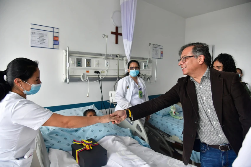 Tổng thống Colombia - ông Gustavo Petro đến thăm 4 đứa trẻ sống sót sau 40 ngày bị lạc trong rừng Amazon. Ảnh: AP Tổng thống Colombia - ông Gustavo Petro đến thăm 4 đứa trẻ sống sót sau 40 ngày bị lạc trong rừng Amazon. Ảnh: AP