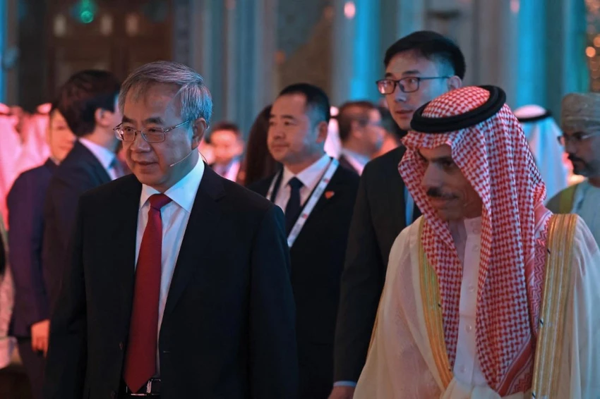 Ngoại trưởng Saudi Arabia - ông Faisal bin Farhan al-Saud (phải) và Phó Chủ tịch Hội nghị Hiệp thương Chính trị Nhân dân Trung Quốc Hồ Xuân Hoa tại hội nghị doanh nghiệp Ả Rập - Trung Quốc. Ảnh: AFP