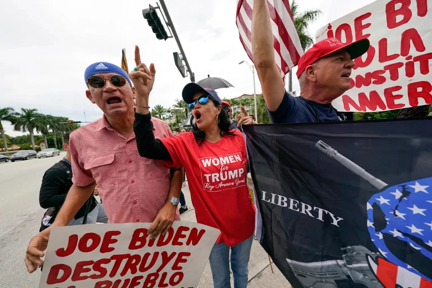 Những người ủng hộ ông Trump tập trung gần câu lạc bộ gôn do ông sở hữu ở TP Miami (bang Florida) ngày 12-6. Ảnh: REUTERS Những người ủng hộ ông Trump tập trung gần câu lạc bộ gôn do ông sở hữu ở TP Miami (bang Florida) ngày 12-6. Ảnh: REUTERS