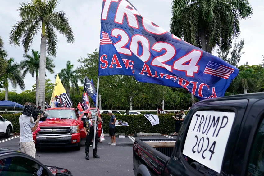 Những người ủng hộ ông Trump tập trung gần câu lạc bộ gôn do ông sở hữu ở TP Miami (bang Florida) ngày 12-6. Ảnh: REUTERS Những người ủng hộ ông Trump tập trung gần câu lạc bộ gôn do ông sở hữu ở TP Miami (bang Florida) ngày 12-6. Ảnh: REUTERS