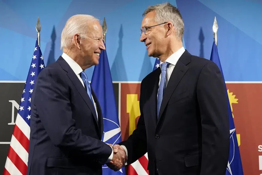 Tổng thư ký NATO Jens Stoltenberg (phải) gặp Tổng thống Mỹ Joe Biden tại hội nghị thượng đỉnh NATO ở thủ đô Madrid (Tây Ban Nha) vào ngày 29-6-2022. Ảnh: AP Tổng thư ký NATO Jens Stoltenberg (phải) gặp Tổng thống Mỹ Joe Biden tại hội nghị thượng đỉnh NATO ở thủ đô Madrid (Tây Ban Nha) vào ngày 29-6-2022. Ảnh: AP