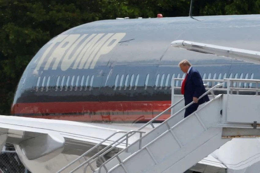 Cựu Tổng thống Mỹ Donald Trump đến Sân bay Quốc tế Miami (bang Florida) ngày 12-6 để chuẩn bị cho phiên tòa về các cáo buộc tài liệu mật. Ảnh: REUTERS Cựu Tổng thống Mỹ Donald Trump đến Sân bay Quốc tế Miami (bang Florida) ngày 12-6 để chuẩn bị cho phiên tòa về các cáo buộc tài liệu mật. Ảnh: REUTERS