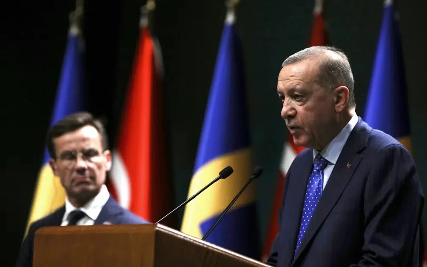 Tổng thống Thổ Nhĩ Kỳ Recep Tayyip Erdogan (phải) và Thủ tướng Thụy Điển Ulf Kristersson vào tháng 11-2022. Ảnh: AP