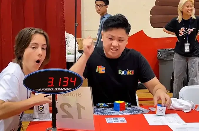 AnhMax Park lập kỷ lục về thời gian giải Rubik 3x3x3. Ảnh: Kỷ lục Thế giới Guinness AnhMax Park lập kỷ lục về thời gian giải Rubik 3x3x3. Ảnh: Kỷ lục Thế giới Guinness
