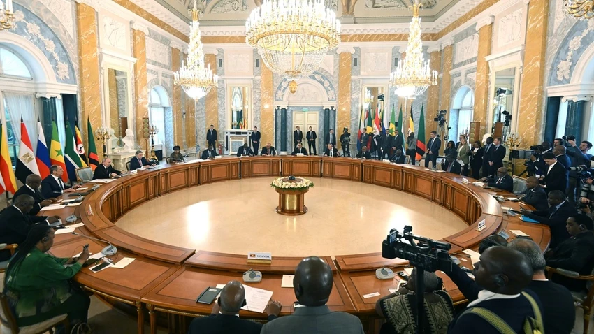 Tổng thống Nga Vladimir Putin gặp gỡ các nhà lãnh đạo châu Phi tại TP St. Petersburg (Nga) ngày 17-6 . Ảnh: SPUTNIK