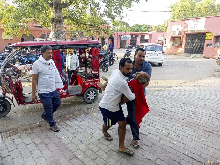 Một người lớn tuổi được đưa đến bệnh viện huyện Ballia, bang Uttar Pradesh hôm 18-6. Ảnh: AP