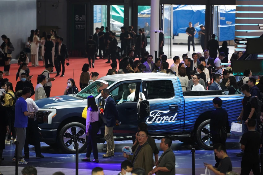 Gian hàng của Ford tại triển lãm ô tô tại Thượng Hải (Trung Quốc) vào ngày 18-4. Ảnh: REUTERS Gian hàng của Ford tại triển lãm ô tô tại Thượng Hải (Trung Quốc) vào ngày 18-4. Ảnh: REUTERS