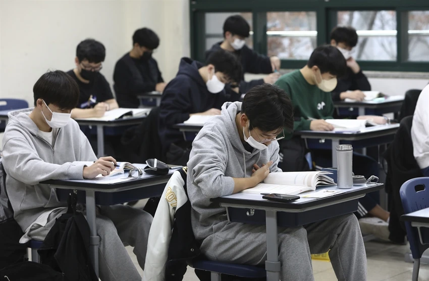 Học sinh chờ đợi trước khi bắt đầu kỳ thi đại học tại Seoul (Hàn Quốc). Ảnh: AFP