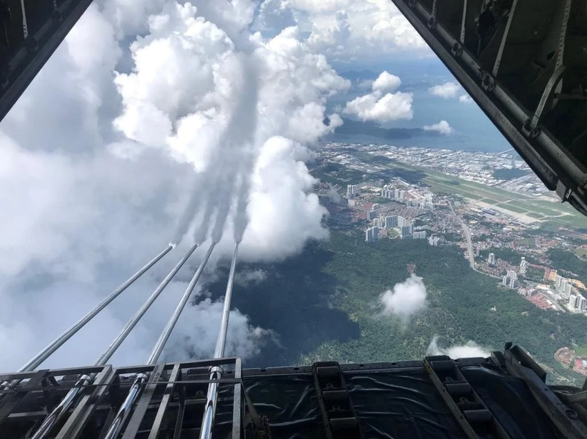Giới chức Malaysia "gieo" mây để tăng khả năng có mưa. Ảnh: THE STAR Giới chức Malaysia "gieo" mây để tăng khả năng có mưa. Ảnh: THE STAR