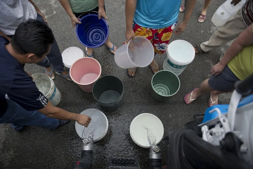 Người dân lấy nước từ một xe bồn ở Malaysia trong đợt hạn hán năm 2014. Ảnh: AFP Người dân lấy nước từ một xe bồn ở Malaysia trong đợt hạn hán năm 2014. Ảnh: AFP