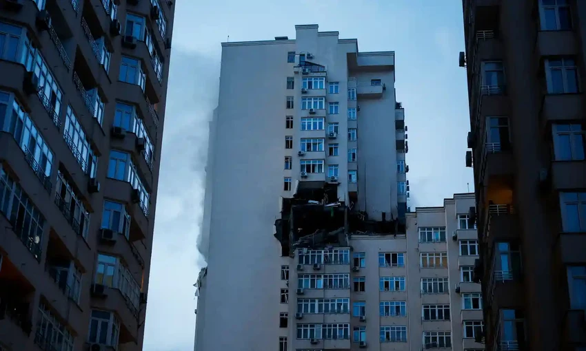 Một tòa nhà chung cư ở thủ đô Kiev (Ukraine) bị tấn công bằng tên lửa Nga hôm 24-6. Ảnh: REUTERS Một tòa nhà chung cư ở thủ đô Kiev (Ukraine) bị tấn công bằng tên lửa Nga hôm 24-6. Ảnh: REUTERS
