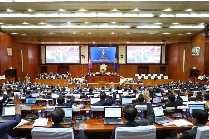 Các thành viên quốc hội Campuchia giơ tay biểu quyết thông qua dự thảo luật bầu cử. Ảnh: AFP
