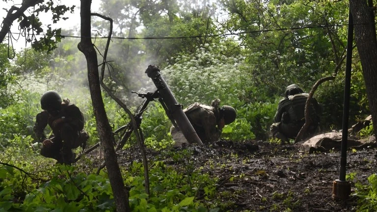 Quân nhân Nga bắn súng cối trong cuộc giao tranh ở Ukraine. Ảnh: SPUTNIK