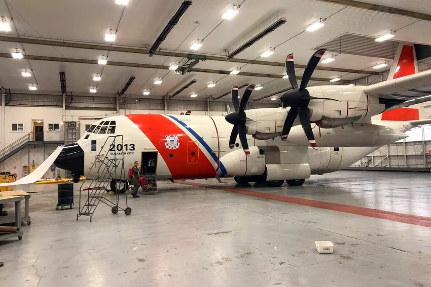 Máy bay HC-130 Hercules chuẩn bị tham gia nỗ lực tìm kiếm tàu Titan hôm 21-6. Ảnh: AP