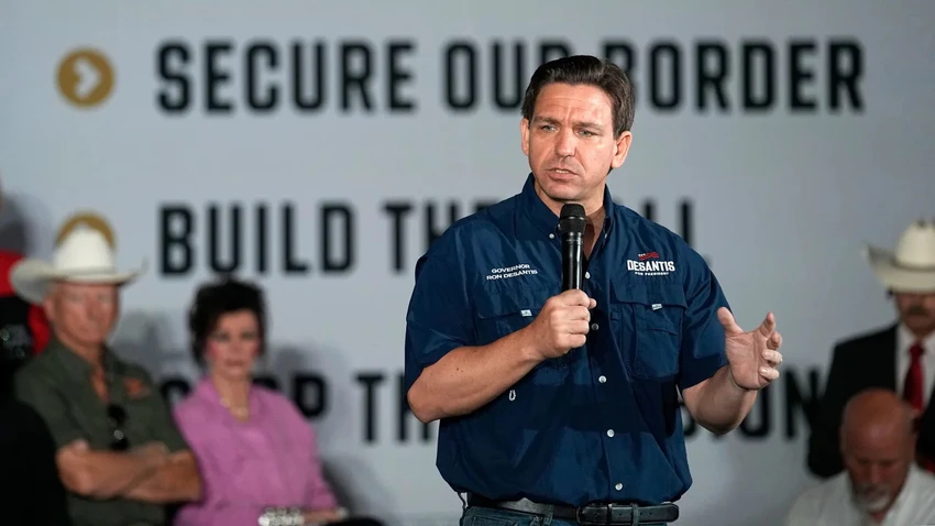 Thống đốc bang Florida - ông Ron DeSantis phát biểu tại một cuộc họp ở bang Texas (Mỹ) ngày 26-6. Ảnh: AP Thống đốc bang Florida - ông Ron DeSantis phát biểu tại một cuộc họp ở bang Texas (Mỹ) ngày 26-6. Ảnh: AP