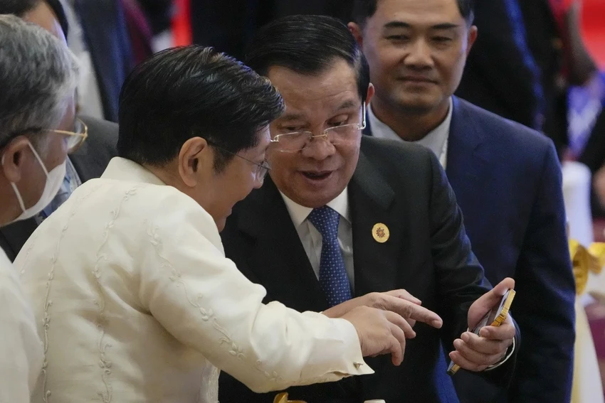 Thủ tướng Campuchia Hun Sen (phải) trò chuyện với Tổng thống Philippines Ferdinand Marcos Jr tại Hội nghị thượng đỉnh ASEAN - Hàn Quốc vào tháng 11-2022. Ảnh: AP Thủ tướng Campuchia Hun Sen (phải) trò chuyện với Tổng thống Philippines Ferdinand Marcos Jr tại Hội nghị thượng đỉnh ASEAN - Hàn Quốc vào tháng 11-2022. Ảnh: AP