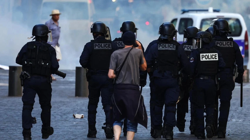 Cảnh sát giải tán những người biểu tình ở TP Marseille (Pháp) ngày 1-7. Ảnh: AFP Cảnh sát giải tán những người biểu tình ở TP Marseille (Pháp) ngày 1-7. Ảnh: AFP