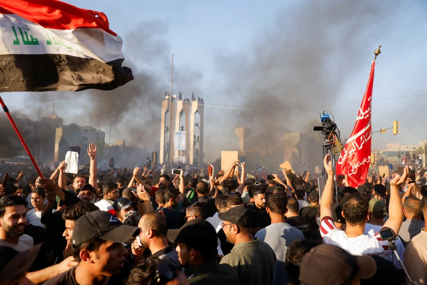 Người biểu tình ở Iraq ngày 30-6, phản đối việc đốt kinh Qur'an. Ảnh: REUTERS