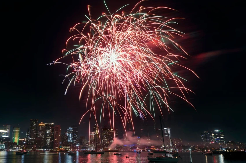 Pháo hoa ở cảng Boston (Mỹ) hôm 1-7. Ảnh: AP Pháo hoa ở cảng Boston (Mỹ) hôm 1-7. Ảnh: AP