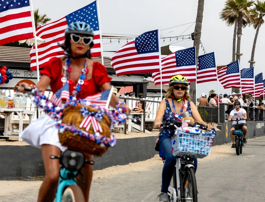Người dân đạp xe có gắn quốc kỳ Mỹ ở bang California (Mỹ) hôm 1-7. Ảnh: LOS ANGELES TIMES Người dân đạp xe có gắn quốc kỳ Mỹ ở bang California (Mỹ) hôm 1-7. Ảnh: LOS ANGELES TIMES